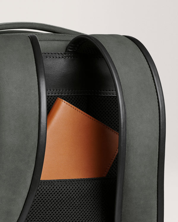The Apex 72h Trevel Backpack Charcoal