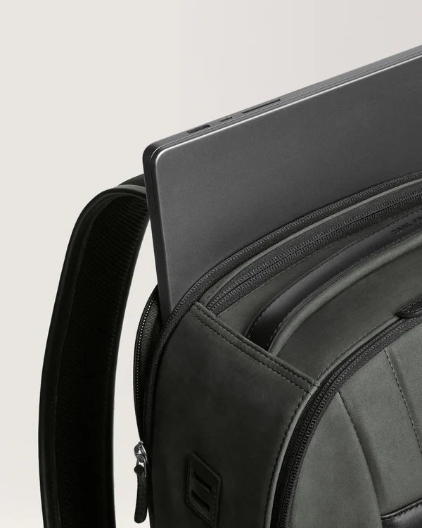 The Apex 72h Trevel Backpack Charcoal